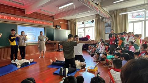 为师生示范院外心脏骤停的应急救护