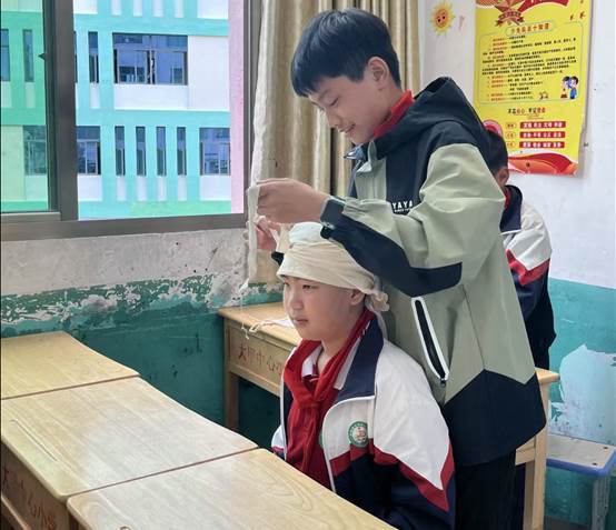 小员工训练三角巾头部包扎