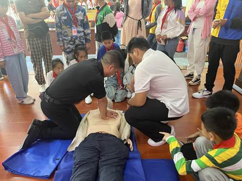 校领导练习心肺复苏技能